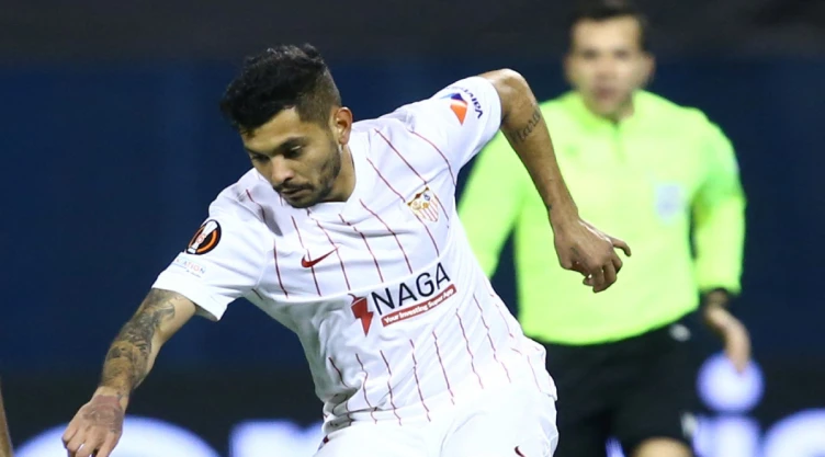 Con Tecatito Corona como titular, Sevilla enfrenta al Granada