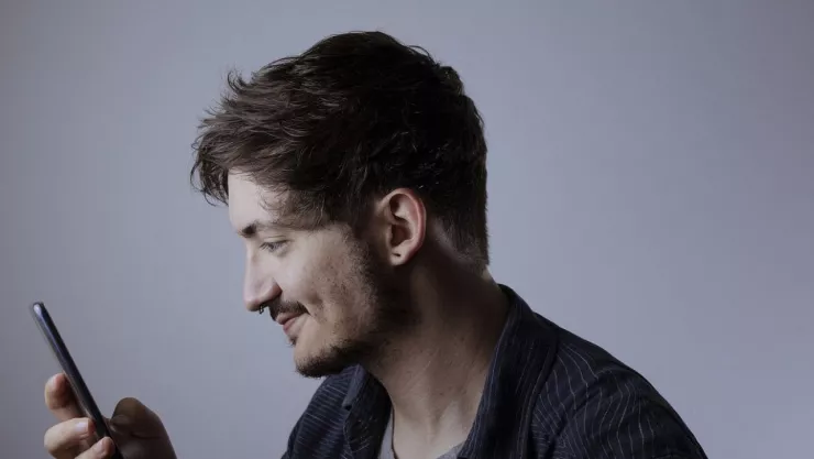 Los peligros de usar el celular en el baño