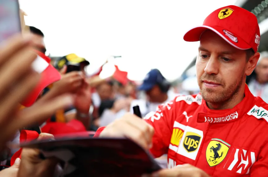 Sebastian Vettel regalando firmas