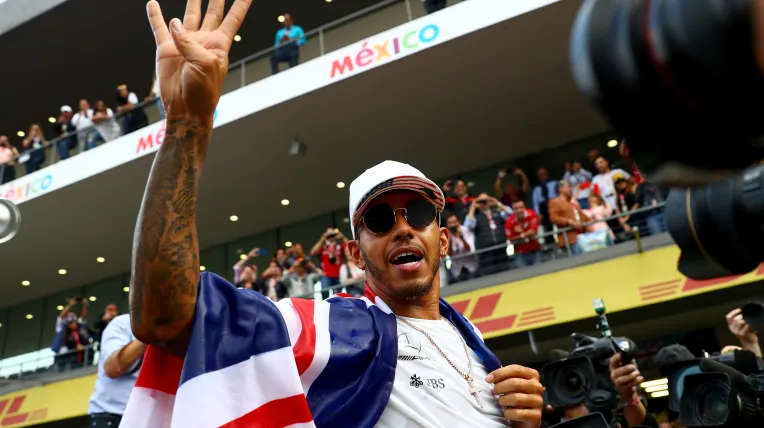Lewis Hamilton celebra su título de Fórmula 1 en México en 2017.
