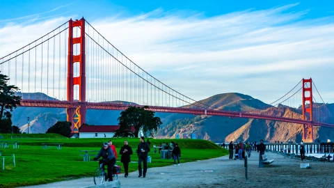 El Golden Gate con personas caminando y en bicicleta alrededor