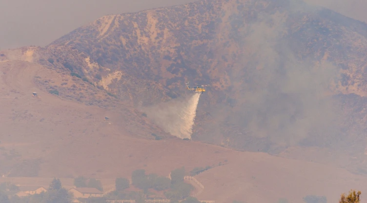Incendio en el sur de Los Ángeles y otro en el norte de California amenazan miles de hectáreas. Más de 16 mil personas evacuan
