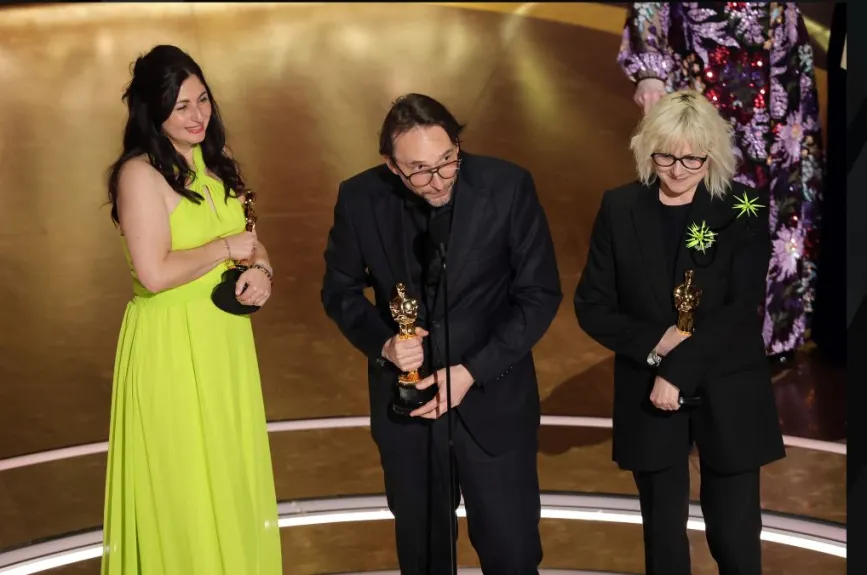 Marilyne Scarselli, Pierre Olivier Persin y Stephanie Guillon se llevó el Premio Oscar a Mejor Maquillaje y Peinado, por su trabajo en ‘La Sustancia’. | Foto:
Kevin Winter/Getty Images.