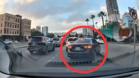 Vehículo atrapado en camellón del bulevar Abelardo L. Rodríguez