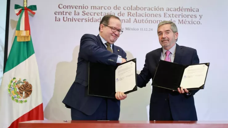 El canciller Juan Ramón de la Fuente de la mano con Leonardo Lomelí, rector de la Universidad Nacional Autónoma de México.