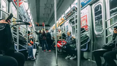 Su ropa se atora en puerta del metro de NY