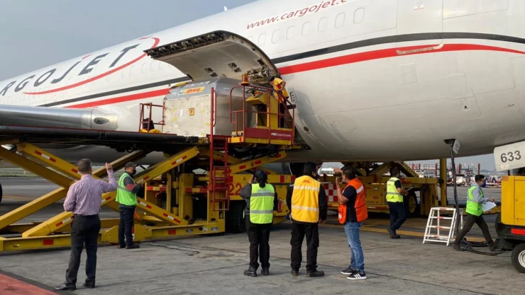 Llegan a México más de 500 mil dosis de la vacuna Pfizer contra COVID-19