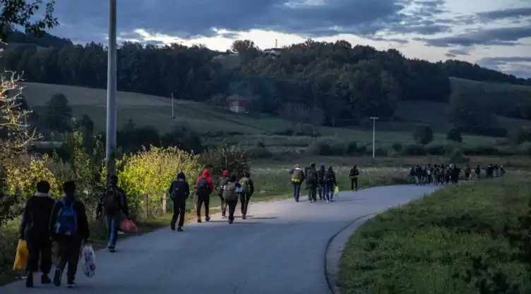 migrantes caminando.jpg