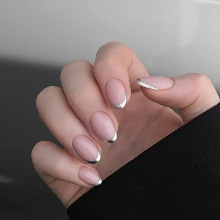 12 diseños de uñas plata que se ven elegantes en cualquier mujer: puedes usarlas para hacer deporte