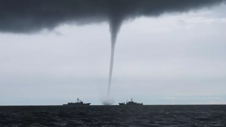 ¿Qué significa cuando aparecen nubes con forma de embudo en el cielo