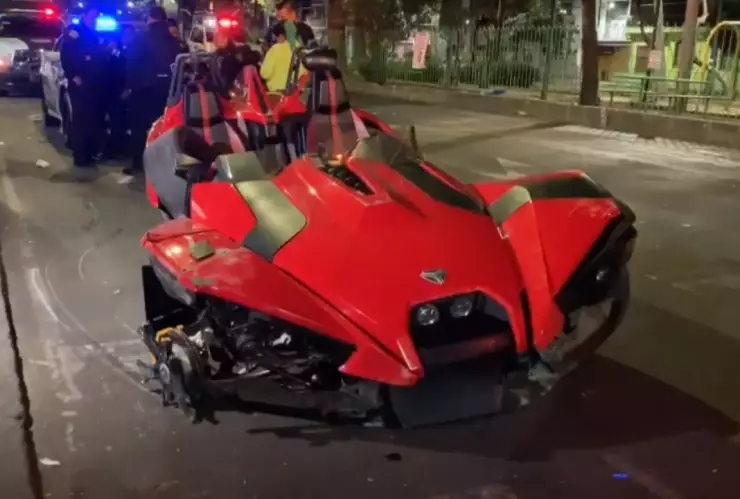 CDMX: Mujer estrella su auto deportivo sobre Plutarco Elías Calles, en la Benito Juárez