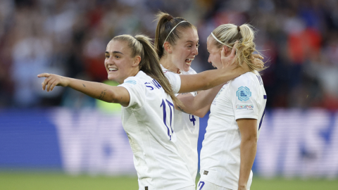 Inglaterra festeja el gol ante Suecia