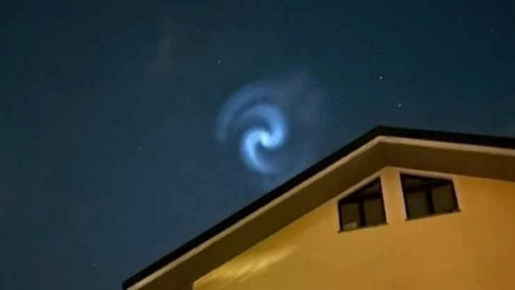 Espiral lumínica aparece en el cielo de Reino Unido
