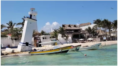 puerto morelos faro inclinado