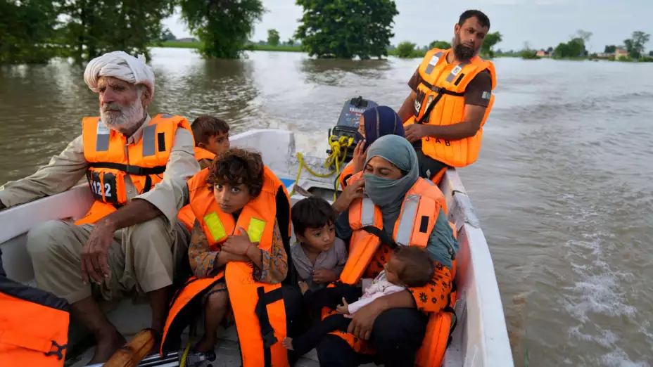 Evacuación de personas por inundaciones en Dhoop Sarhi, Pakistán.