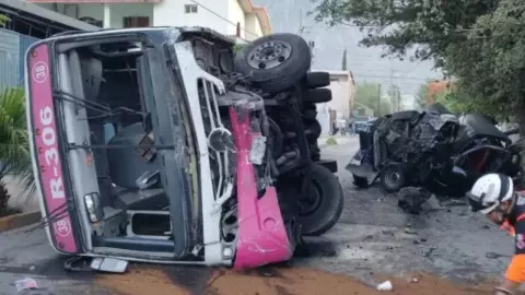VIDEO: ¡Se quedó sin frenos! Autobús de pasajeros choca y deja 40 heridos