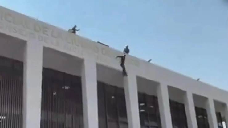 bombero se lanza edificio simulacro 2025