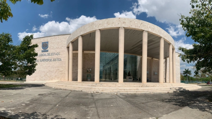 Cae GRAN TROZO del techo del Poder Judicial de Mérida y deja una mujer LESIONADA