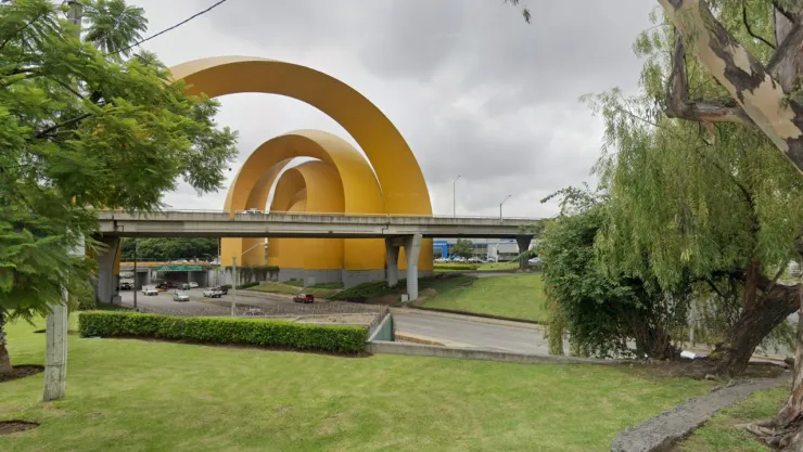 Fuerte choque sobre los Arcos del Milenio deja tres heridos HOY en Guadalajara