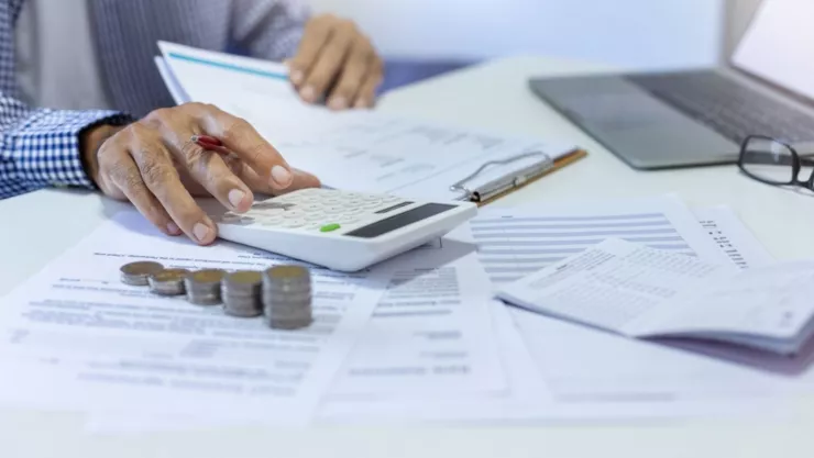 Una persona está haciendo cálculos de impuestos.