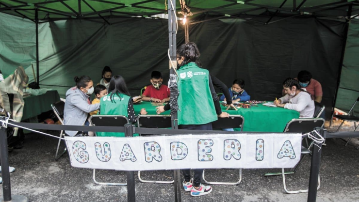 Dan servicio de guardería en sedes de vacunación anti COVID-19 en CDMX