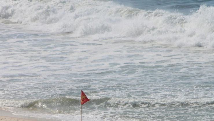 Menor es arrastrado por corriente de retorno en playa de Puerto Vallarta