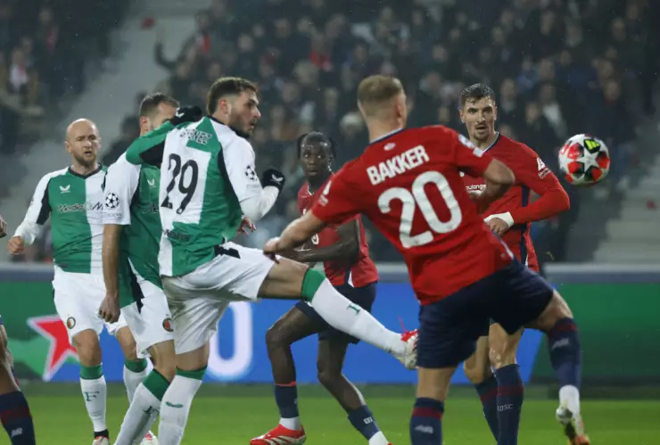 Santiago Giménez ante el Lille