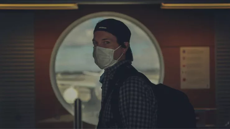 Hombre usando cubrebocas en pandemia 2020