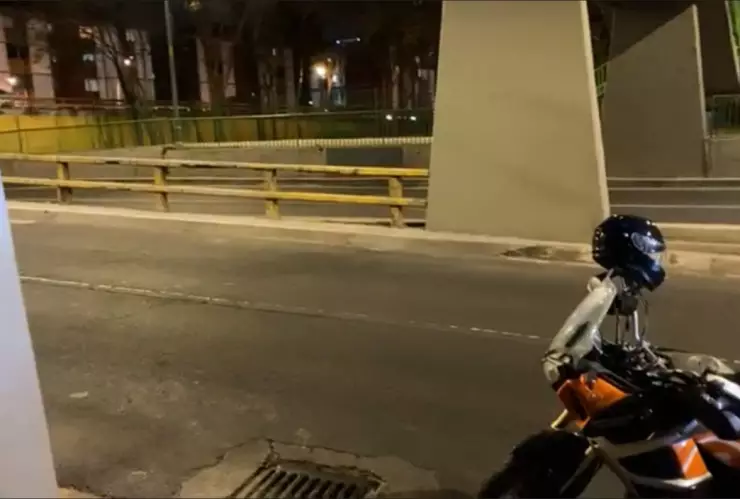 familia abandona mujer de la tercera edad en bajo puente