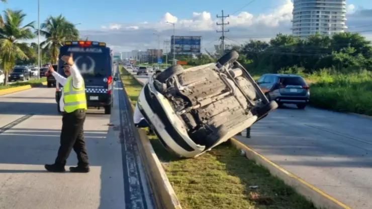 Volcadura en el Boulevard Colosio de Cancún; hubo daños materiales.jpg
