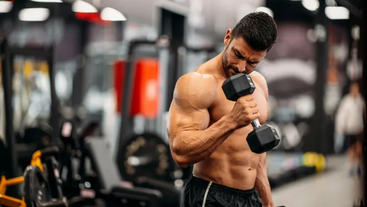 Hombre levantando pesas en un gimnasio
