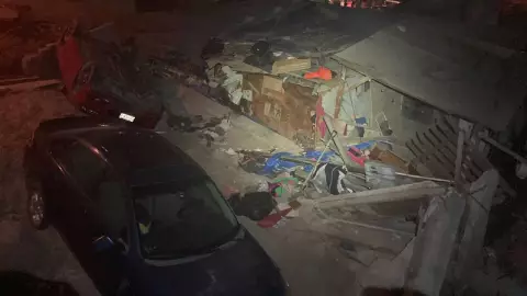 VIDEO: Deslave de un cerro en Tijuana deja a una mujer y un niño atrapados