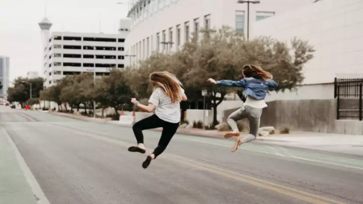 Universidad de Yale dice que la felicidad se puede conseguir en siete pasos; ¿cuáles son?