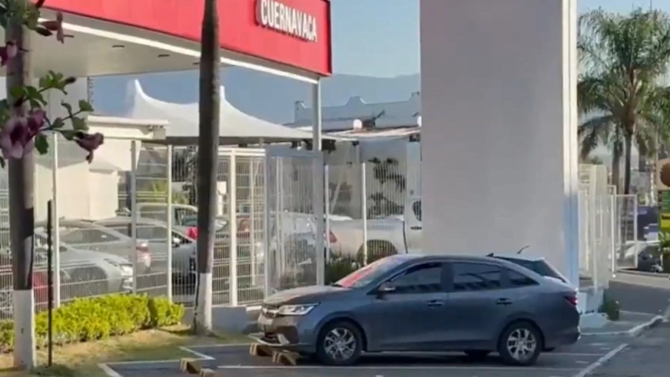 ¡Atraco millonario! Comando armado roba 8 camionetas de agencia de Morelos