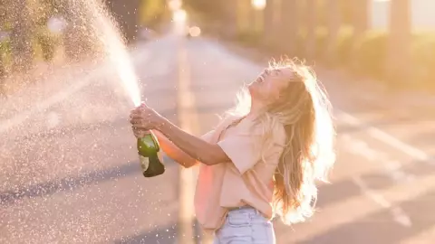 ¿A los cuántos años eres más feliz_ Éste estudio de Harvard revela la edad y las razones de la felicidad