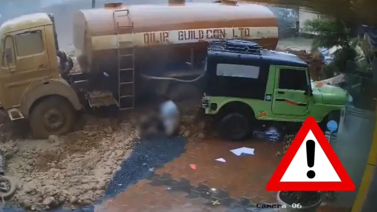 Una cámara de seguridad registró el momento en que el deslave avanzó sobre la carretera