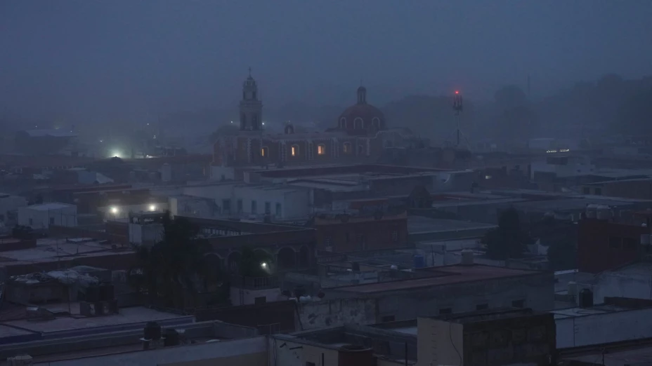 La ceniza volcánica del volcán Popocatépetl cubre Atlixco, México