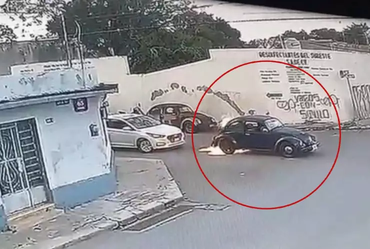 Vecinos RESCATAN a madre e hija de auto que se incendiaba en el centro de Mérida