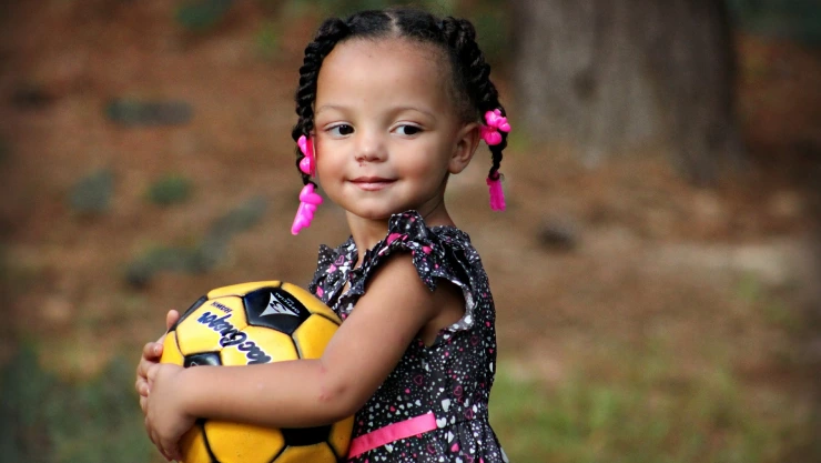 Niña con balón de futbol