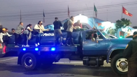 Pipas ayudan a personas afectadas por bloqueo de vecinos en la Picacho-Ajusco que piden agua potable