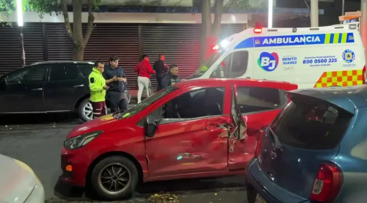 Tráiler proyecta a auto contra muro en Tlalpan y se da a la fuga.