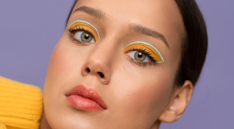 /estilo-de-vida/3-ideas-maquillarse-sombra-amarilla-lucir-aesthetic