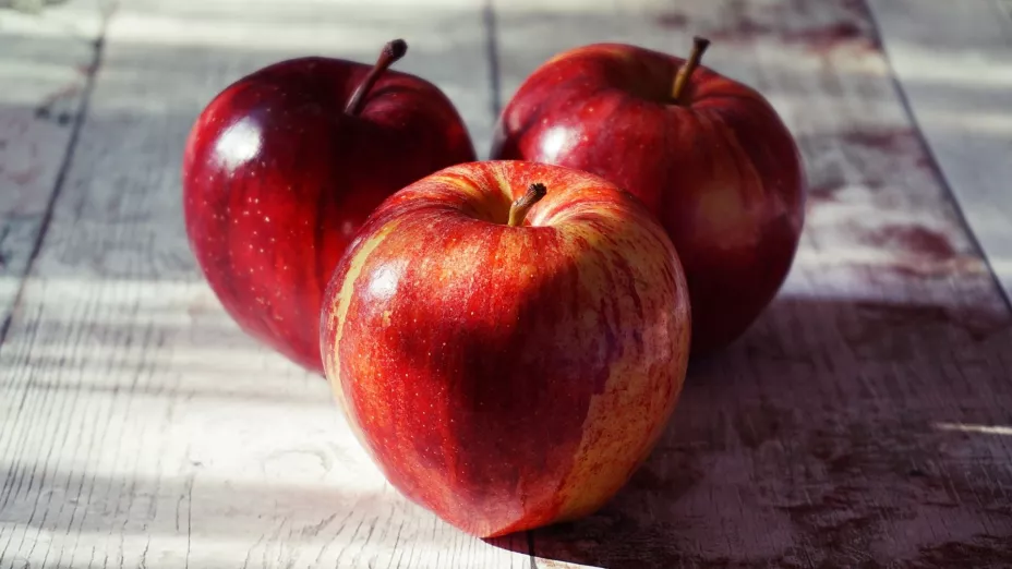 El ritual con tres manzanas rojas de Mhoni Vidente atrae abundancia usando billetes, canela y polvo dorado.