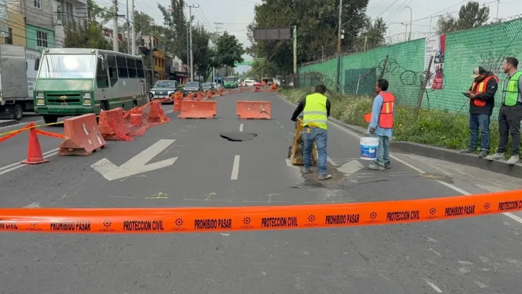 Megasocavón en Periférico e Iztapalapa provoca cierre vial y caos desde Cuemanco