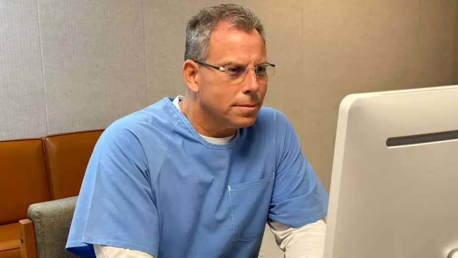 Erik Menendez comparece en videollamada el 21 de agosto de 2025.