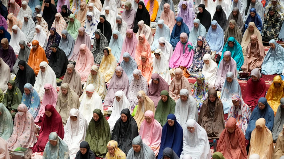 Musulmanes de Indonesia hacen una oración vespertina