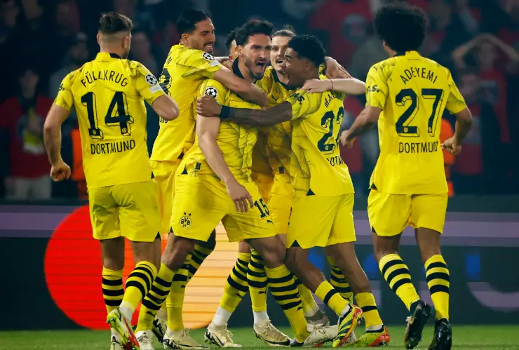 Mats Hummel celebra con el Borussia Dortmund