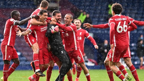 Alisson anota gol para el Liverpool