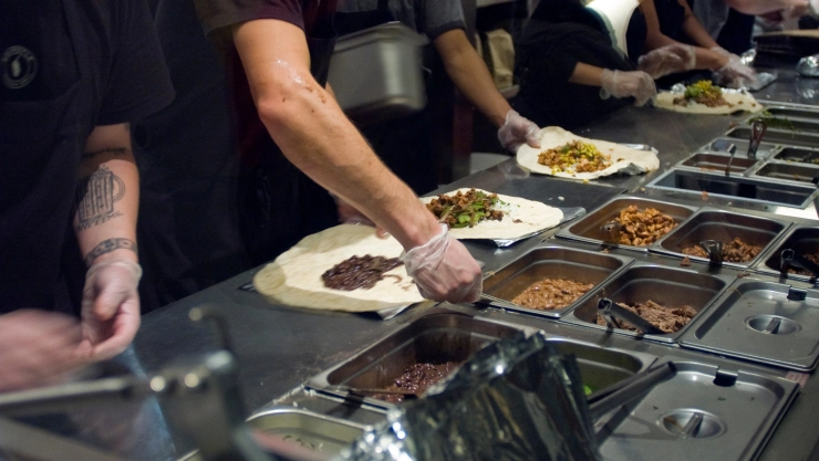 Empleados trabajando en Chipotle Mexican Grill