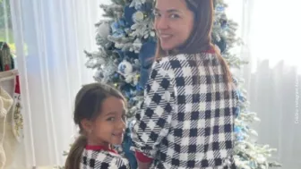 Adamari López en pijama con su hija..jpg